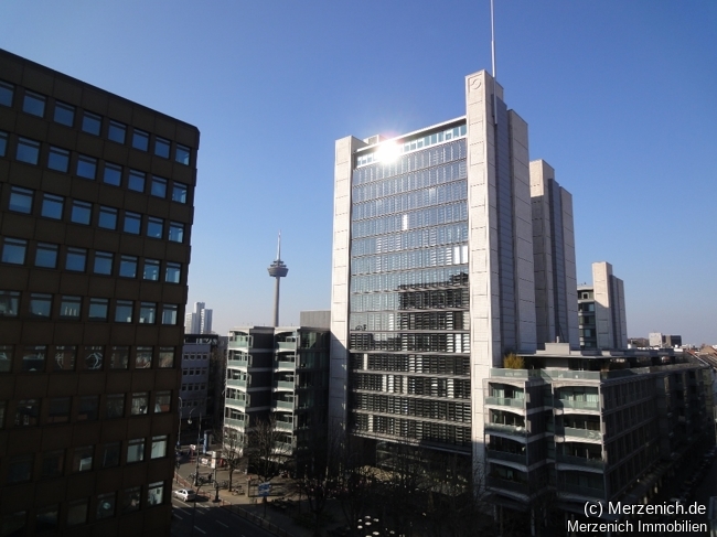 MITTENDRIN WOHNEN: modernisierte 3 Zimmerwohnung mit Westbalkon