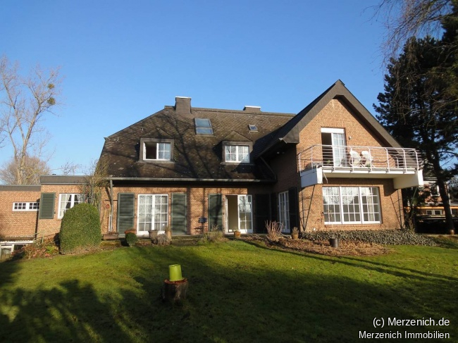 HAUS IM HAUS - herrschaftliches Wohnen im Erdgeschoß eines Zwei-Parteinhauses