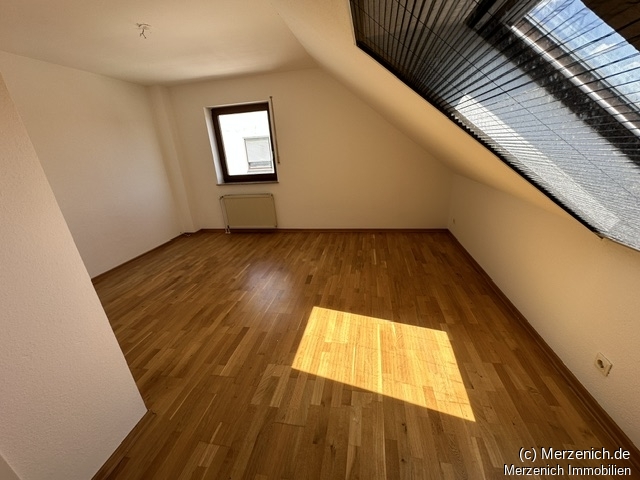 HALLO RHEIN: GUT GESCHNITTENE MAISONETTE WOHNUNG MIT GARTENNUTZUNG + BALKON!