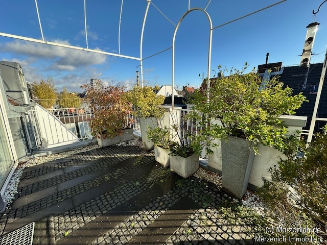HOCHWERTIG MÖBLIERTES PENTHOUSE MIT BALKON NÄHE VOLKSGARTEN